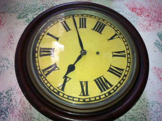 Antique Round Wooden American Schoolhouse Wall Clock: Antique Round Wooden American Schoolhouse Wall Clock, Runs Well - Thank you for viewing this Item. We hope that you are successful in your bidding. For over 30 years we have given the best possible cu