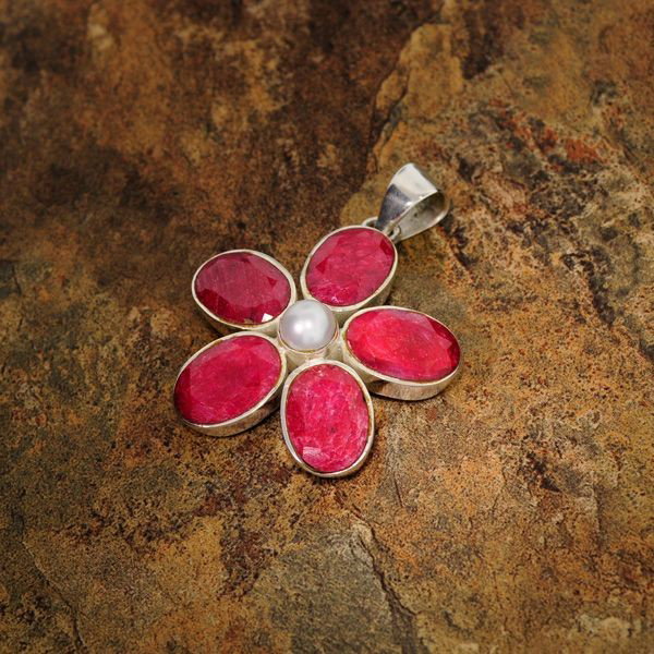 APP: 11k 28CTRuby w/Pearls & Sterling Silver Pend: 28.91CT Ruby With Pearls and Sterling Silver Pendan - Appraisal Value: $11.8K - Bid with utmost confidence from GovernmentAuction.com. We have been in business for over 35 years, and pride ourselves o