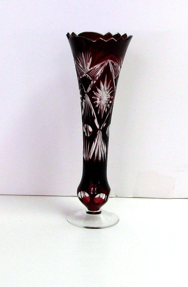 Bud Vase (crystal) Red: Bud Vase (crystal) Red - Bid with utmost confidence from GovernmentAuction.com. We have been in business for over 35 years, and pride ourselves on perfect customer service.