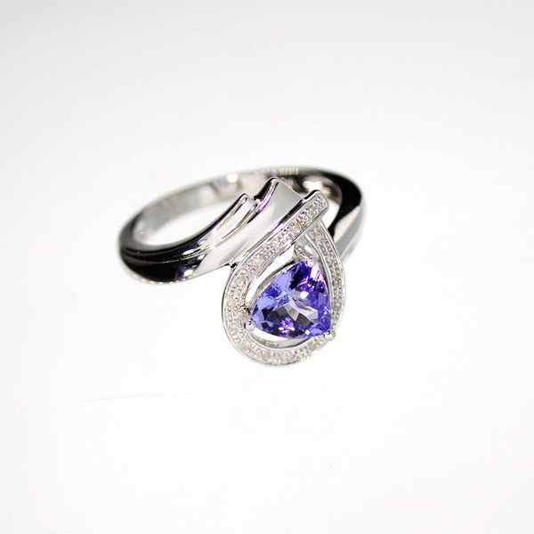 APP: 3k 18kt W Gold/Silver, 1CT Tanzanite/Diamonds Ring: 18 kt. White Gold Overlay and Silver, 1.18CT Tanzanite and Diamonds Ring - Appraisal Value: $3.1K - Bid with utmost confidence from GovernmentAuction.com. We have been in business for over 35 years, a