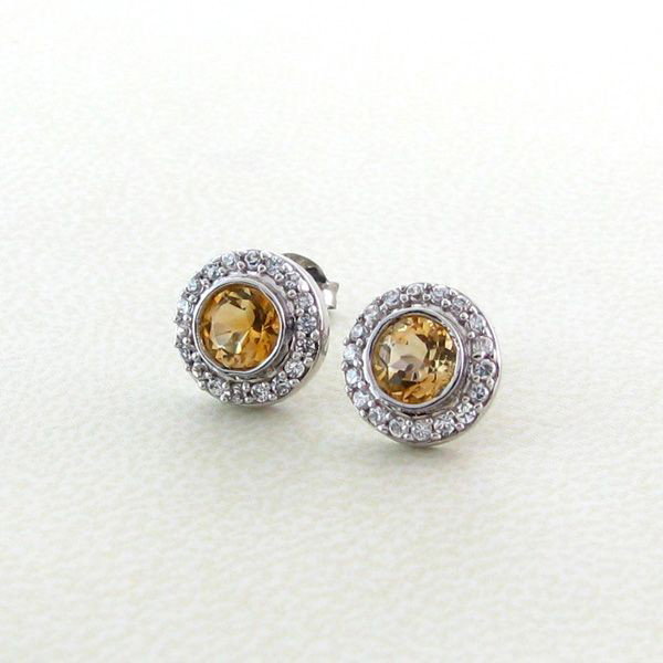 APP: .4k 1CT Citrine & 18kt Gold w/Silver Earrings: 1.08CT Citrine Quartz and 18.kt Gold with Silver Overlay Earrings - Appraisal Value: $0.4K - Bid with utmost confidence from GovernmentAuction.com. We have been in business for over 35 years, and prid