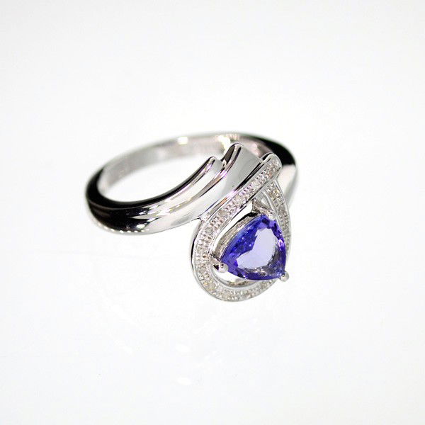 APP: 2k 18kt Gold/Silver, 0CT Tanzanite/Diamonds Ring: 18 kt. White Gold Overlay and Silver, 0.78CT Tanzanite and Diamonds Ring - Appraisal Value: $1.9K - Bid with utmost confidence from GovernmentAuction.com. We have been in business for over 35 years, a