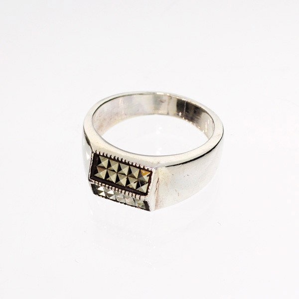 Marcasite & Sterling Silver Ring: Marcasite and Sterling Silver Ring - Bid with utmost confidence from GovernmentAuction.com. We have been in business for over 35 years, and pride ourselves on perfect customer service.