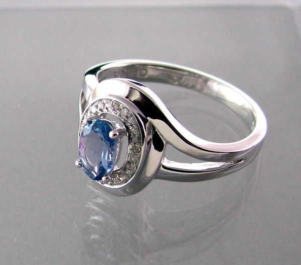 APP: 1k 18kt Gold, Tanzanite w/Diamond Silver Ring: 18 kt. Gold, 0.53CT Tanzanite w/ Diamond and Platinum Overlayed Sterling Silver Ring - Appraisal Value: $1.2K - Bid with utmost confidence from GovernmentAuction.com. We have been in business for over