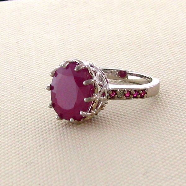 APP: 8k 6CT Ruby w/Rubies & Overlaid Sterl Silver Ring: 6.85CT Ruby W/Rubies and Platinum Overlayed Sterling Silver Ring - Appraisal Value: $8.7K - Bid with utmost confidence from GovernmentAuction.com. We have been in business for over 35 years, and pride