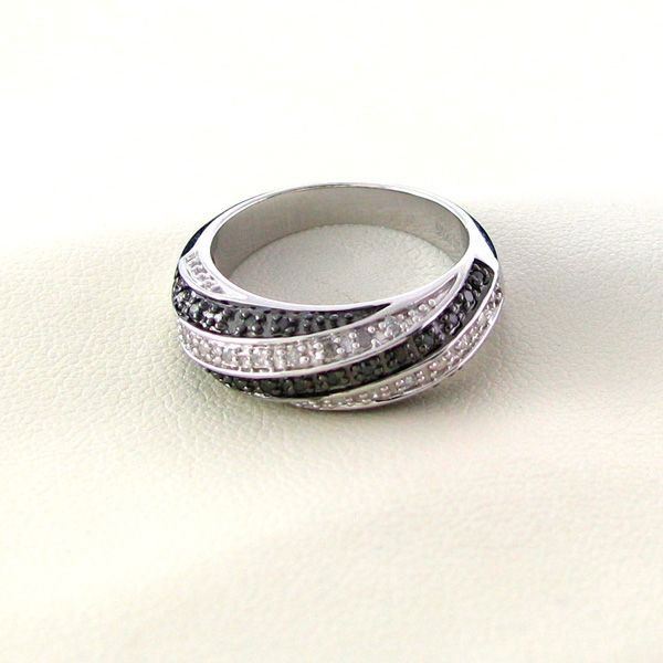 APP: 1k 18kt Gold, 1CT Diamond & Overlaid Silver Ring: 18 kt. Gold, 1.00CT Diamond and Platinum Overlayed Sterling Silver Ring - Appraisal Value: $1.2K - Bid with utmost confidence from GovernmentAuction.com. We have been in business for over 35 years, an