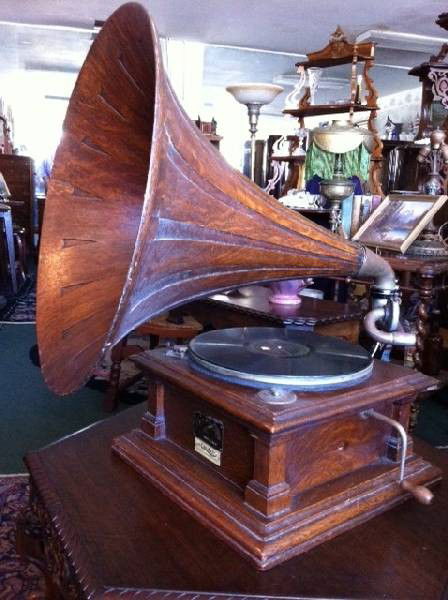 Antique Victor V 'Talking Machine' Phonograph Plays 78s: Antique Victor V 'Talking Machine' Phonograph Plays 78s