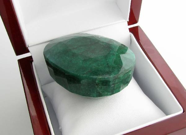 APP: 20.9k 804.60CT Oval Cut Green Beryl Gemstone: 804.60CT Oval Cut Green Beryl Gemstone - Appraisal Value: $20.9K