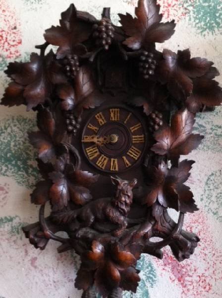 Hand Carved Black Forest Cuckoo Clock - Runs Well: Hand Carved Black Forest Cuckoo Clock - Runs Well ==