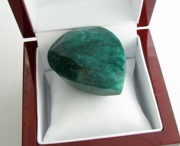 APP: 18k 690.35CT Pear Cut Green Beryl Gemstone: 690.35CT Pear Cut Green Beryl Gemstone - Appraisal Value: $17.9K