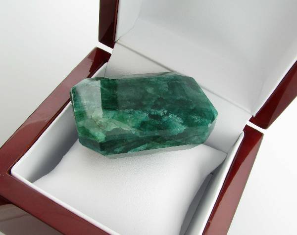 APP: 17.7k 682.30CT Emerald Cut Green Beryl Gemstone: 682.30CT Emerald Cut Green Beryl Gemstone - Appraisal Value: $17.7K
