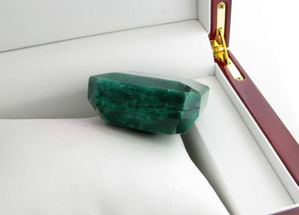 APP: 18.4k 707.45CT Square Cut Green Beryl Gemstone: 707.45CT Square Cut Green Beryl Gemstone - Appraisal Value: $18.3K