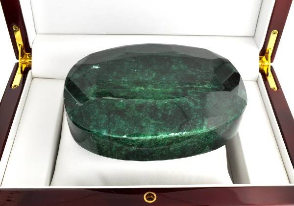 APP: 104.1k 4,004.35CT Oval Cut Green Beryl Gemstone: 4,004.35CT Oval Cut Green Beryl Gemstone - Appraisal Value: $104.1K