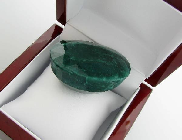 APP: 15.3k 587.60CT Oval Cut Green Beryl Gemstone: 587.60CT Oval Cut Green Beryl Gemstone - Appraisal Value: $15.2K
