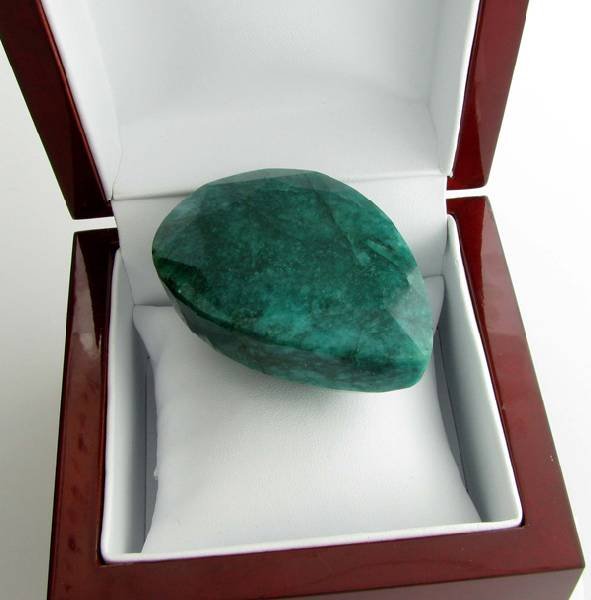 APP: 17.9k 689.60CT Pear Cut Green Beryl Gemstone: 689.60CT Pear Cut Green Beryl Gemstone - Appraisal Value: $17.9K