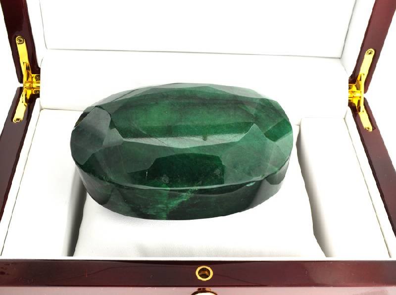 APP: 67.5k 2,596.10CT Oval Cut Green Beryl Gemstone: 2,596.10CT Oval Cut Green Beryl Gemstone - Appraisal Value: $67.4K