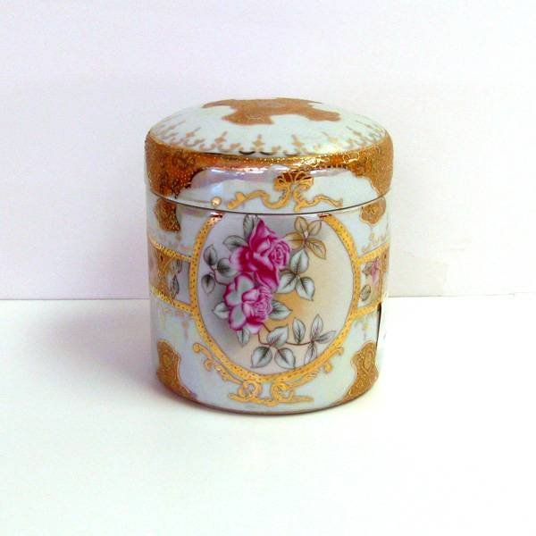 Flowered Porcelain Box: Flowered Porcelain Box