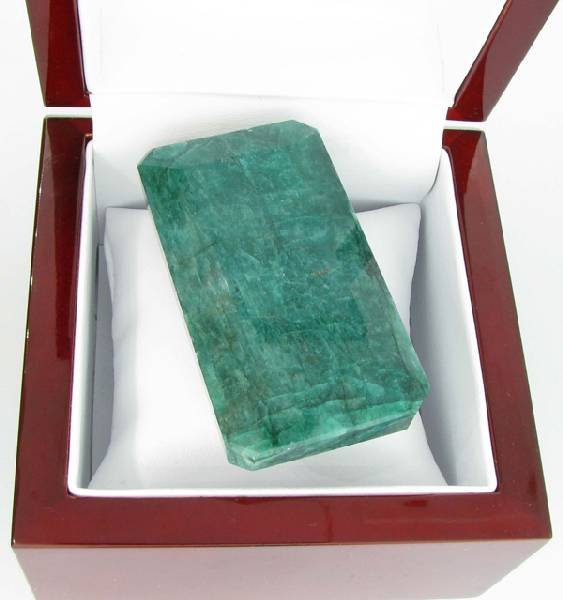 APP: 15.9k 610.40CT Emerald Cut Green Beryl Gemstone: 610.40CT Emerald Cut Green Beryl Gemstone - Appraisal Value: $15.8K