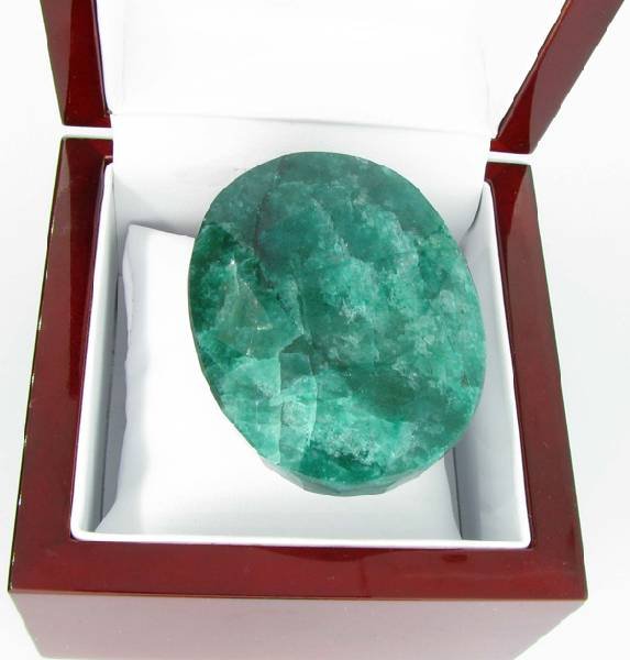 APP: 20.2k 780.90CT Oval Cut Green Beryl Gemstone: 780.90CT Oval Cut Green Beryl Gemstone - Appraisal Value: $20.2K