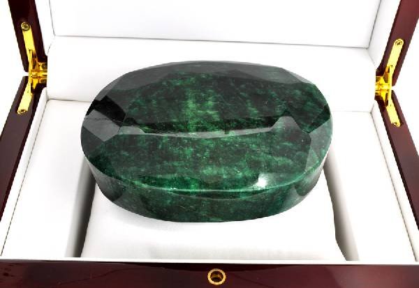 APP: 87.4k 3,360.00CT Oval Cut Green Beryl Gemstone: 3,360.00CT Oval Cut Green Beryl Gemstone - Appraisal Value: $87.3K