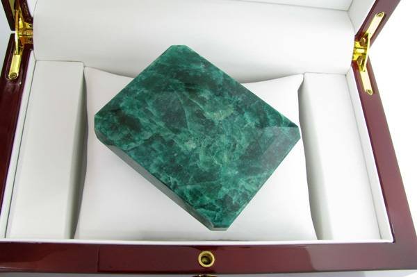 APP: 35.8k 1,376.10CT Emerald Cut Green Beryl Gemstone: 1,376.10CT Emerald Cut Green Beryl Gemstone - Appraisal Value: $35.7K