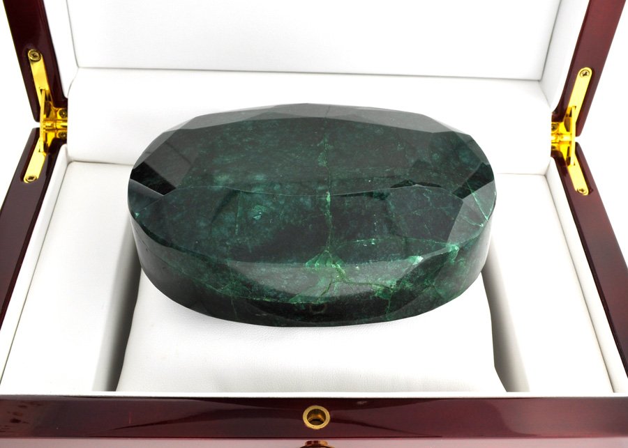 APP: 85.1k 3,274.75CT Oval Cut Green Beryl Gemstone: 3,274.75CT Oval Cut Green Beryl Gemstone Retail Replacement Value: