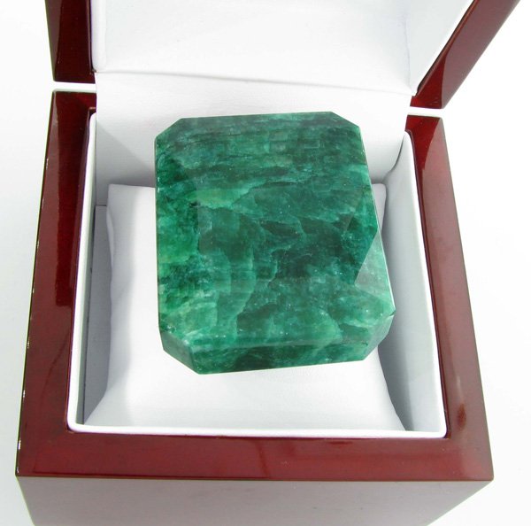APP: 22.1k 848.45CT Emerald Cut Green Beryl Gemstone: 848.45CT Emerald Cut Green Beryl Gemstone Retail Replacement Value: