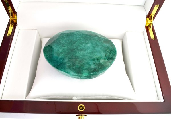 APP: 31.5k 1,213.10CT Oval Cut Green Beryl Gemstone: 1,213.10CT Oval Cut Green Beryl Gemstone Retail Replacement Value: