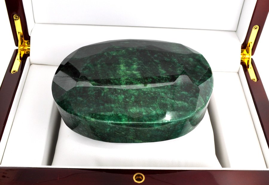 APP: 87.4k 3,360.00CT Oval Cut Green Beryl Gemstone: 3,360.00CT Oval Cut Green Beryl Gemstone Retail Replacement Value: