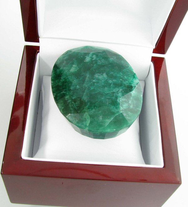 APP: 18.9k 726.55CT Oval Cut Green Beryl Gemstone: 726.55CT Oval Cut Green Beryl Gemstone Retail Replacement Value: