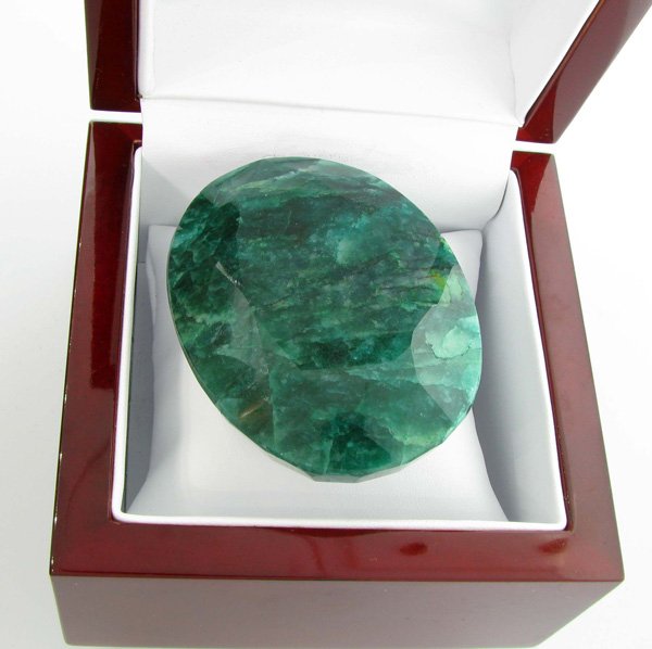 APP: 18.5k 712.15CT Oval Cut Green Beryl Gemstone: 712.15CT Oval Cut Green Beryl Gemstone Retail Replacement Value: