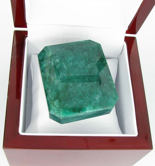 APP: 18.7k 719.70CT Emerald Cut Green Beryl Gemstone: 719.70CT Emerald Cut Green Beryl Gemstone Retail Replacement Value: