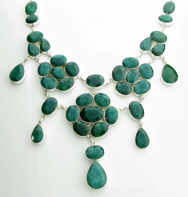 APP: 23k 333CT Mixed Cut Grn Beryl & Silver Necklace: 333.19CT Mixed Cut Green Beryl and Sterling Silver Neckla