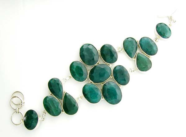 APP: 9k 133CT Mixed Cut Grn Beryl & Silver Bracelet: 133.76CT Mixed Cut Green Beryl and Sterling Silver Bracele