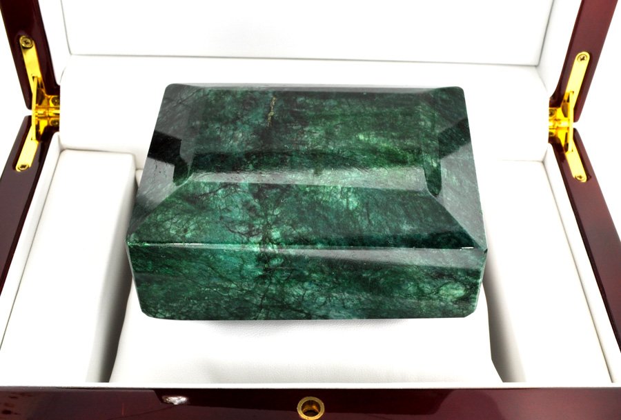APP: 95k 3,672.45CT Rectangle Cut Green Beryl Gemstone: 3,672.45CT Rectangle Cut Green Beryl Gemstone Retail Replacement V