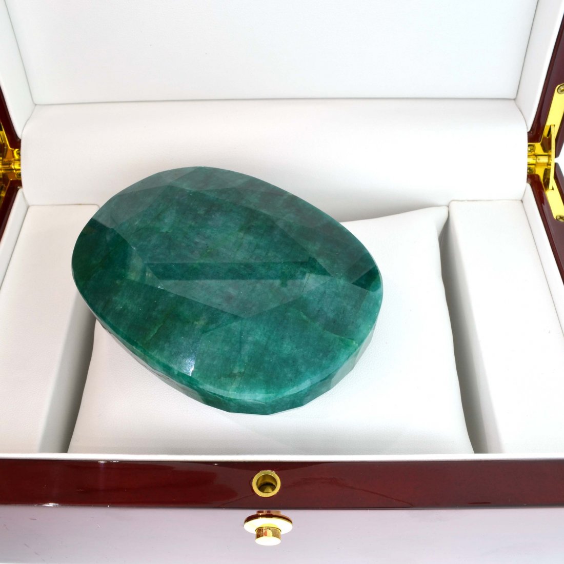 APP: 43.4k 1,670.00CT Oval Cut Green Beryl Gemstone: 1,670.00CT Oval Cut Green Beryl Gemstone Retail Replacement Value: