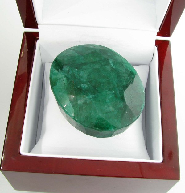 APP: 17.5k 674.55CT Oval Cut Green Beryl Gemstone: 674.55CT Oval Cut Green Beryl Gemstone Retail Replacement Value: