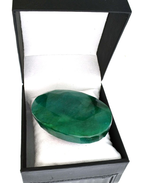 APP: 17k 1065.95CT Oval Cut Green Beryl Gemstone: 1065.95CT Oval Cut Green Beryl Gemstone Retail Replacement Value: