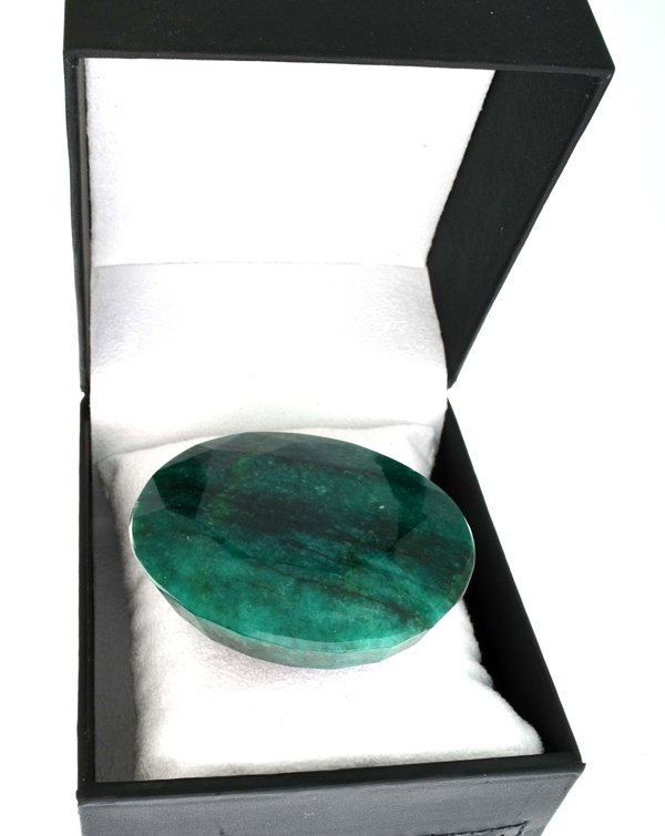 APP: 12.9k 859.80CT Oval Cut Green Beryl Gemstone: 859.80CT Oval Cut Green Beryl Gemstone Retail Replacement Value: