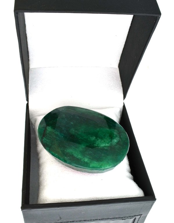 APP: 12.5k 836.70CT Oval Cut Green Beryl Gemstone: 836.70CT Oval Cut Green Beryl Gemstone Retail Replacement Value: