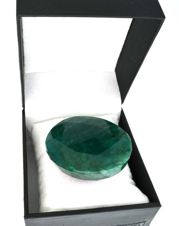 APP: 12k 798.90CT Oval Cut Green Beryl Gemstone: 798.90CT Oval Cut Green Beryl Gemstone Retail Replacement Value: