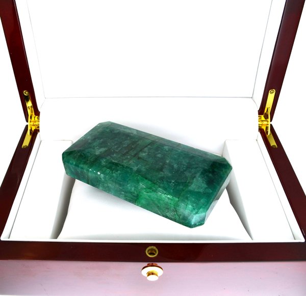 APP: 10k 1727CT Emerald Cut Emerald Grn Beryl Gemstone: 1727.05CT Emerald Cut Emerald Green Beryl Gemstone Retail Rep