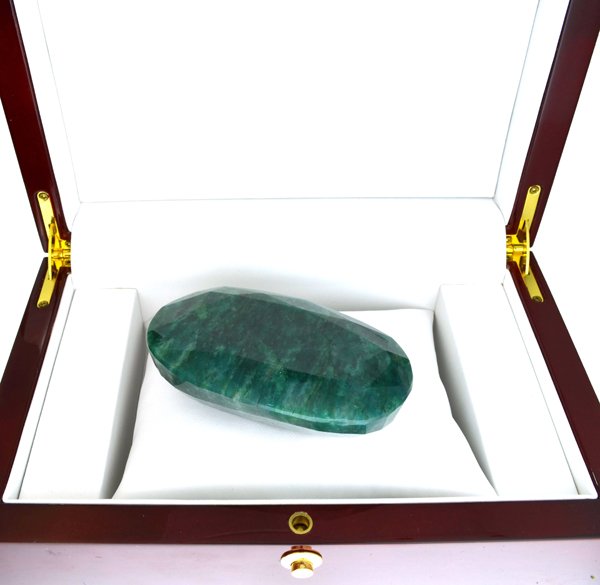 APP: 18.5k 1156.00CT Oval Cut Green Beryl Gemstone: 1156.00CT Oval Cut Green Beryl Gemstone Retail Replacement Value: