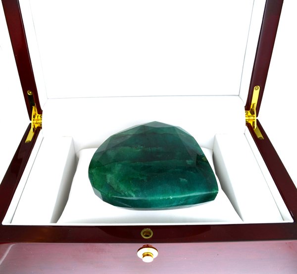 APP: 9k 1523.00CT Pear Cut Emerald Green Beryl Gemstone: 1523.00CT Pear Cut Emerald Green Beryl Gemstone Retail Replacemen