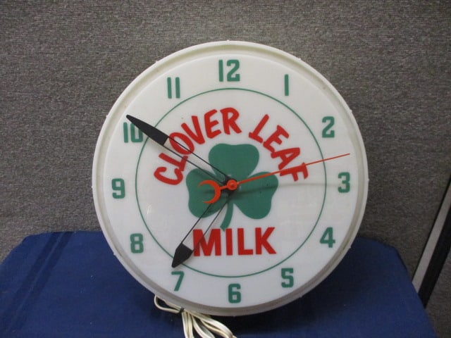Poly Clover Leaf Milk Clock: DOESNT LIGHT UP 16.5"W x 16.5"T X 4"