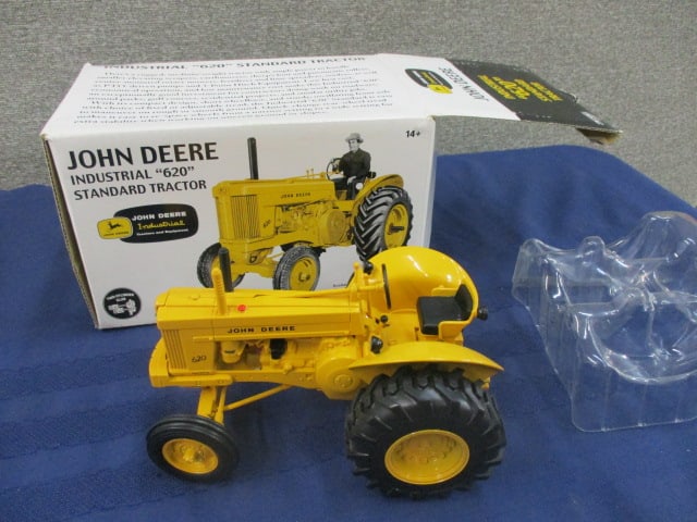 Ertl John Deere Industrial 620 Tractor (1 of 3)