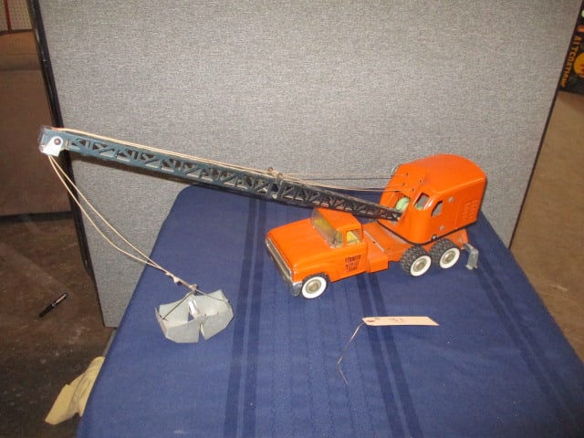 Structo Mobile Crane: 18"L x 8"T x 7"