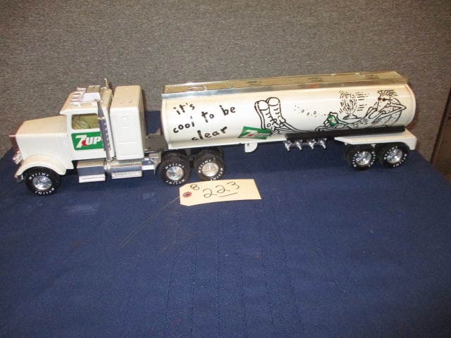 Nylint 7-UP Tractor Trailer: 25"L x 6"T x 5.5"