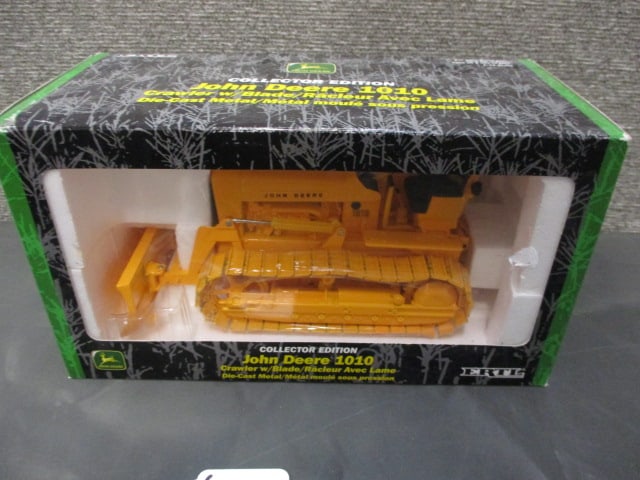 Ertl John Deere 1010 Crawler (1 of 3)