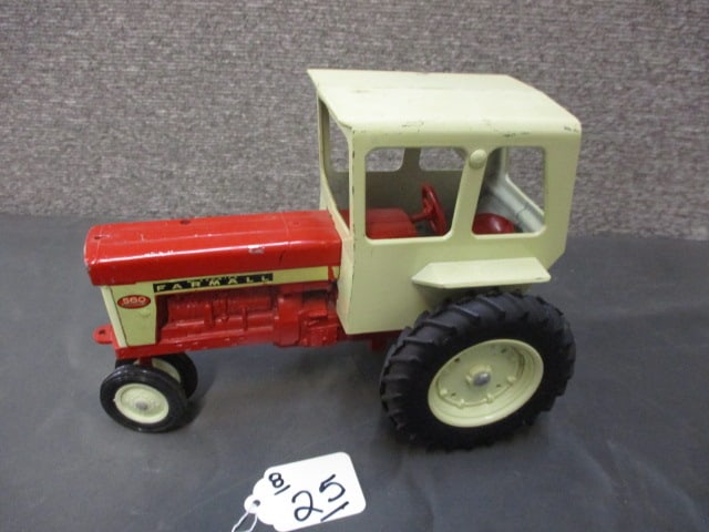 Ertl Farmall 560 Tractor (1 of 3)